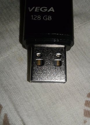 Usb накопичувач 128 гб 
висилаю по україні доставка покупця