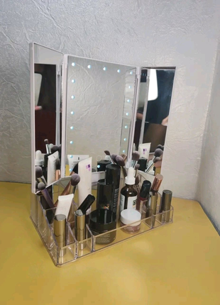 Тройное зеркало с led подсветкой  и подставкой для косметики