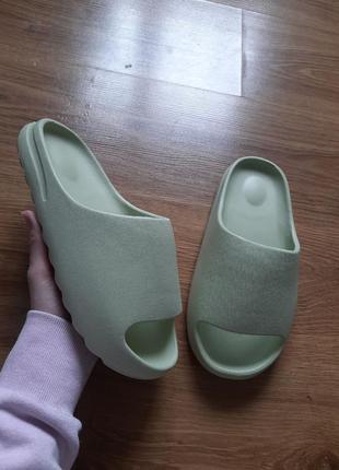 Шльопки, тарки, сланці в стилі adidas stripe yeeze slide
