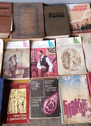 Продам книги. близько 2000 шт по 5 гр. см всі фото. блок 164-178