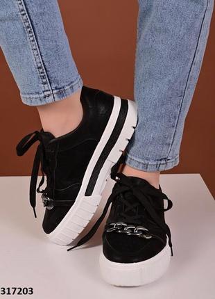 Кросівки жіночі