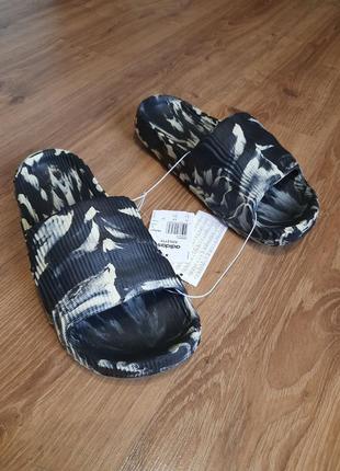 Шлепки, сланцы в стиле adidas yeeze slide