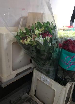 Квіти опт роздріб троянди, тюльпани ірис букети весільні букети к4 фото