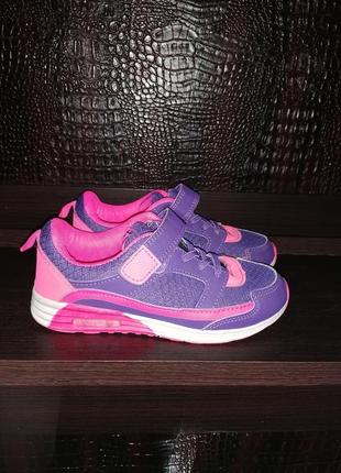 Яркие кроссовки