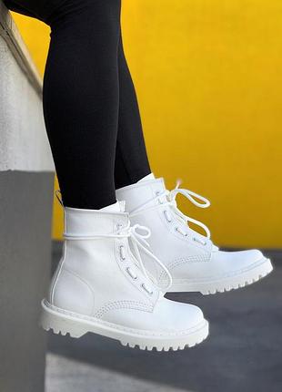 Белые кожаные ботинки dr martens