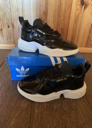 Дуже стильні кросівки