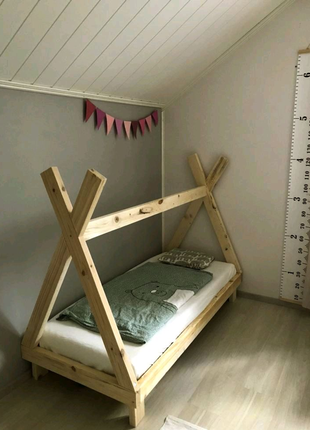 Ліжечко будиночок з дерева