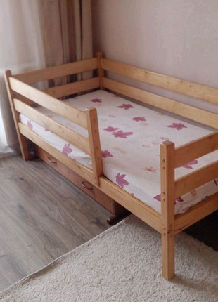 Кровать односпальна з бортиками