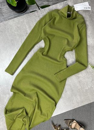 Платье модного оливкового цвета от с@ ра