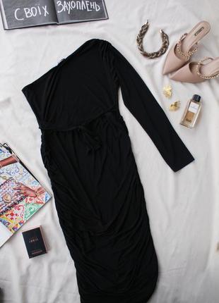 Актуальное черное платье на одно плечо от femme luxe5 фото