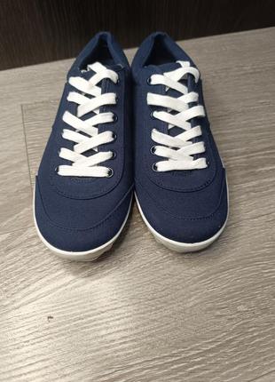 Кросівки універсальні