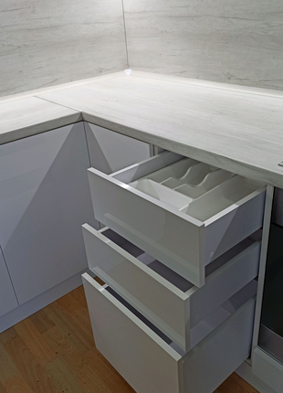 Кухня кутова акрилова біла