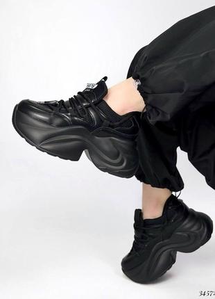 Стильные кожаные черные кроссовки на высокой массивной подошве7 фото