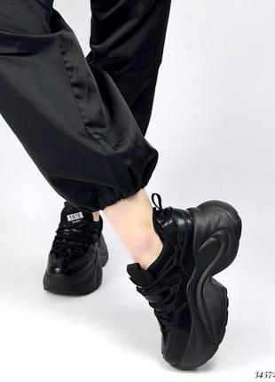 Стильные кожаные черные кроссовки на высокой массивной подошве4 фото