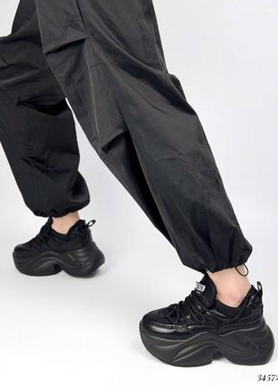 Стильные кожаные черные кроссовки на высокой массивной подошве3 фото