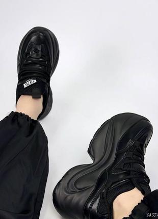 Стильные кожаные черные кроссовки на высокой массивной подошве10 фото