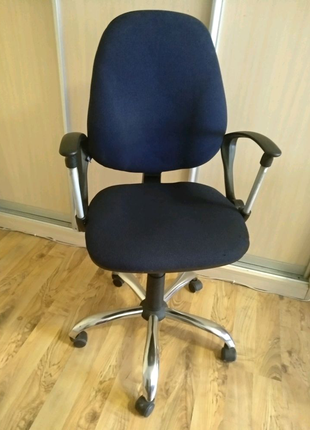 Офісне крісло