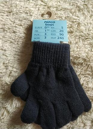 Пара черных перчаток