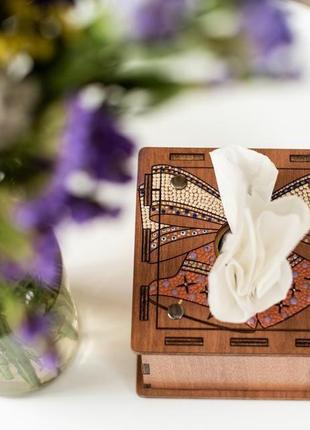 Підставка для серветок з дерева.