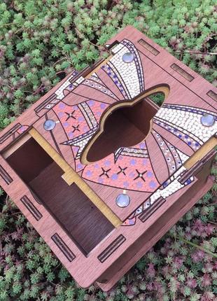 Підставка для серветок з дерева.