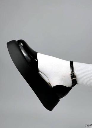 Класні лаковані глянцеві чорні туфлі на високій підошві з ремінцем 34588