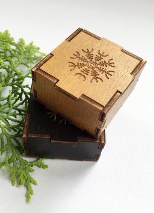 Маленькая коробочка из дерева с защитным символом2 фото