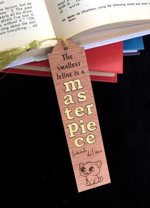 Дерев'яна закладка з цитатою леонардо да вінчі англійською мовою