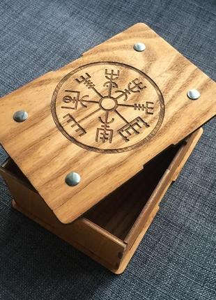 Дерев'яна коробочка "vegvisir"(рунічний компас)1 фото