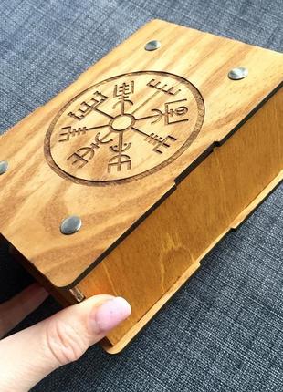 Дерев'яна коробочка "vegvisir"(рунічний компас)2 фото