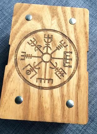 Дерев'яна коробочка "vegvisir"(рунічний компас)3 фото