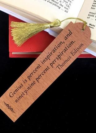 Выгравированная деревянная закладка для книг. томас эдисон цитата о гениальности и трудолюбии1 фото