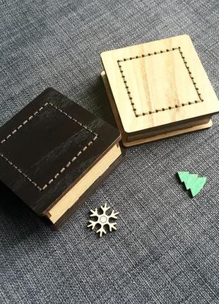 Маленька дерев'яна квадратна коробочка для біжутерії1 фото
