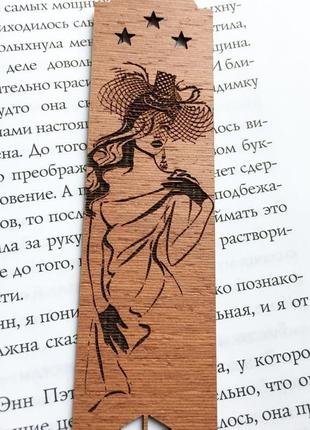 Дерев'яна закладка з гравіюванням "дівчина"7 фото