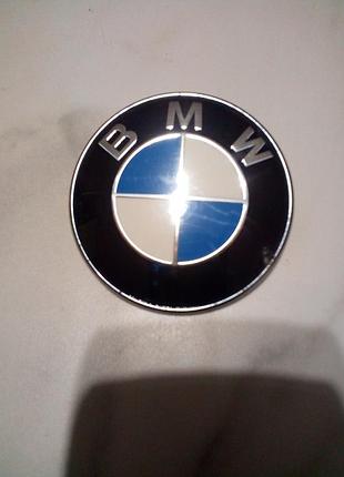 Емблема кришки багажника bmw.