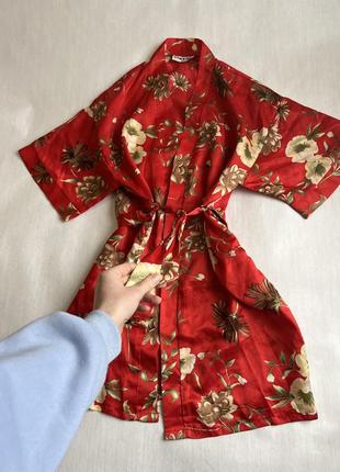 Шовковий халат в квітах червоний яскравий японський сакура короткий на запах з поясом базовий стильний мініі трендовий атласний кімоно2 фото
