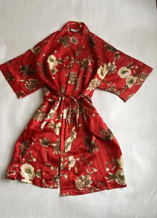 Шелковый халат в цветах красный яркий японский сакура короткий на запах с поясом базовый стильный мини трендовый атласный кимоно