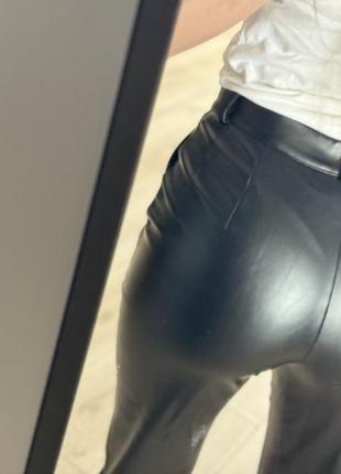 Черные кожаные брюки женские4 фото