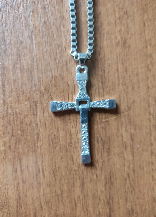 Цепочка с крестом как у актера вин дизеля.