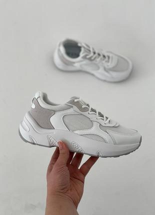 Білі кросівки з сірими вставками еко-замші, прес шкіри та сітки