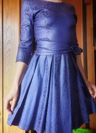 Платье синего цвета с узором