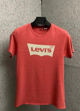 Красная футболка от бренда levi’s