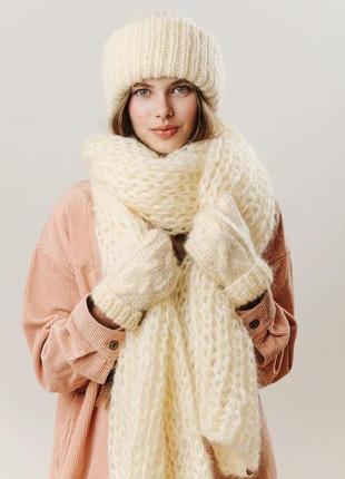 Тёплая вязаная шапка из мохера