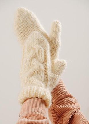 Тёплая вязаная шапка из мохера