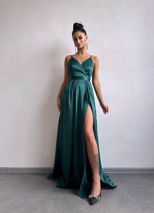 Вишукана атласна сукня максі на брителях, довге атласне плаття з розрізом