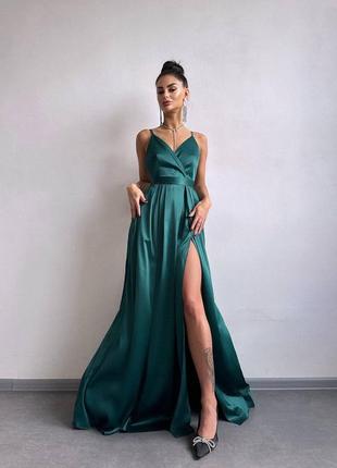 Вишукана атласна сукня максі на брителях, довге атласне плаття з розрізом