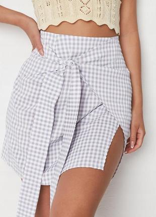 Класна легка бузкова спідниця в клітинку з ефектом на запах missguided