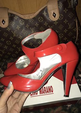 Стильные красные туфли