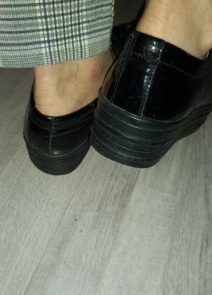 Туфлі лаковані жіночі на платформі 37 р.6 фото