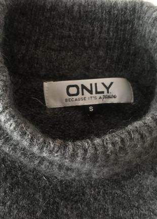 Брендовый свитер оверсайз с разрезами по бокам3 фото