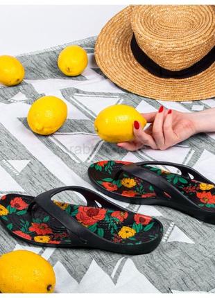 Крокс вьетнамки фліп чорні з принтом квітів. crocs kadee ii printed floral flip women - black/floral